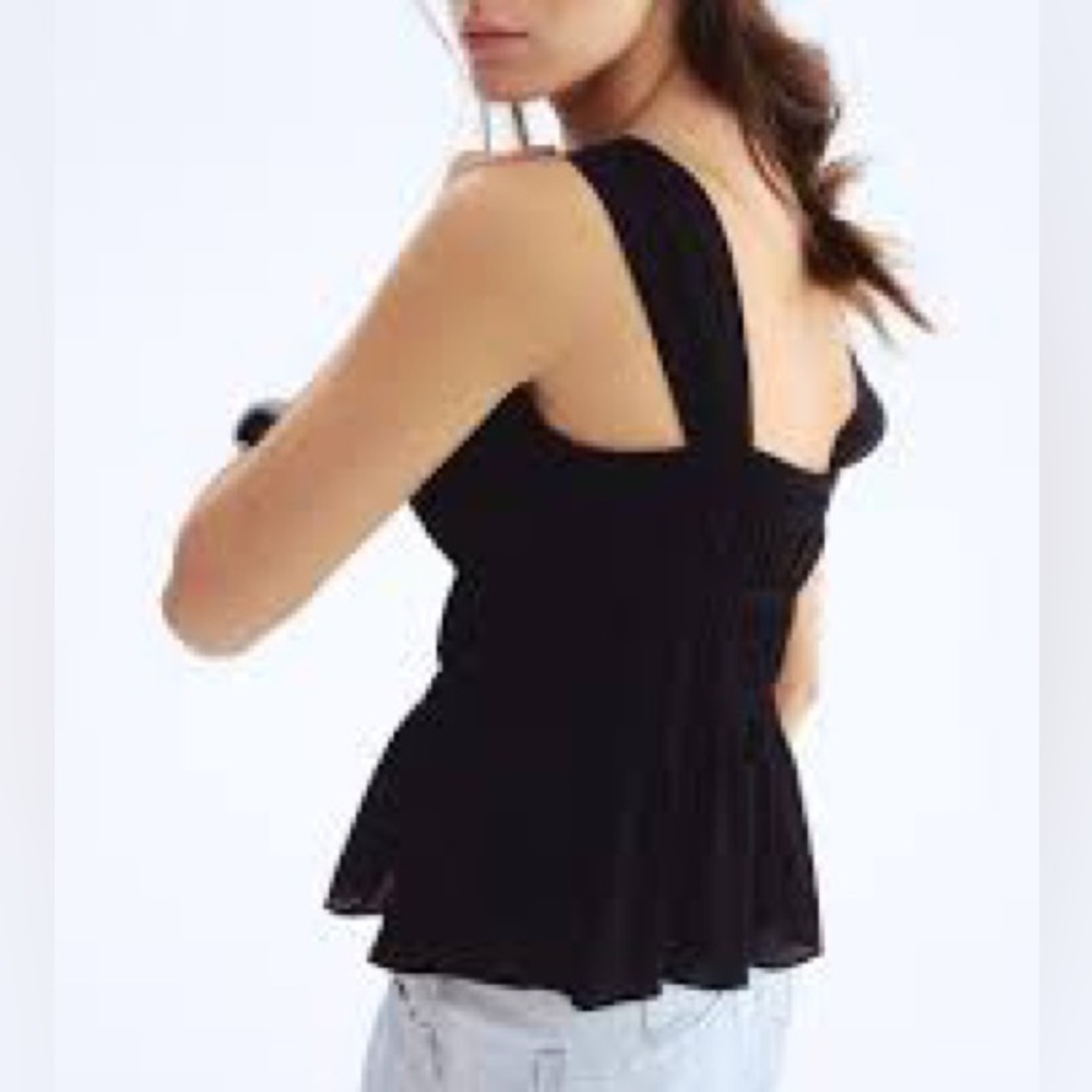 Crepe crinkle black sleeveless peplum waisted top